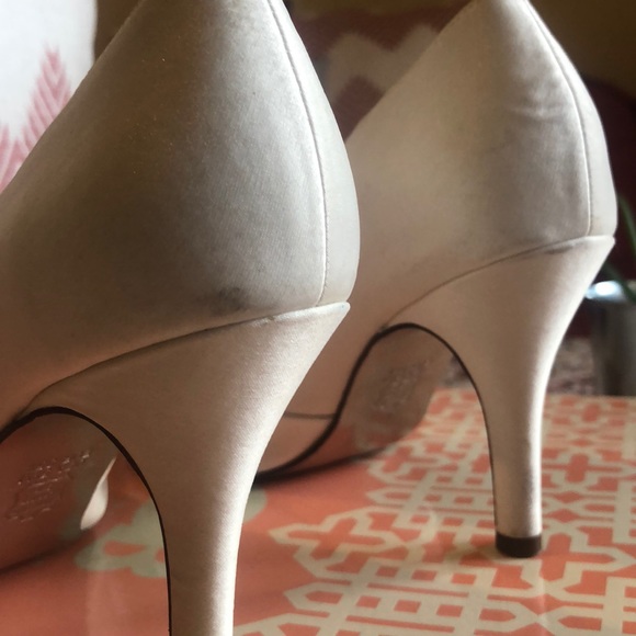 Classic Satin Peep Toe Ivory Bridal Pumps - Picture 5 of 8